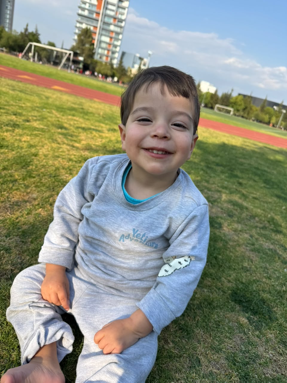 Juan Diego sonríe sentado en un parque